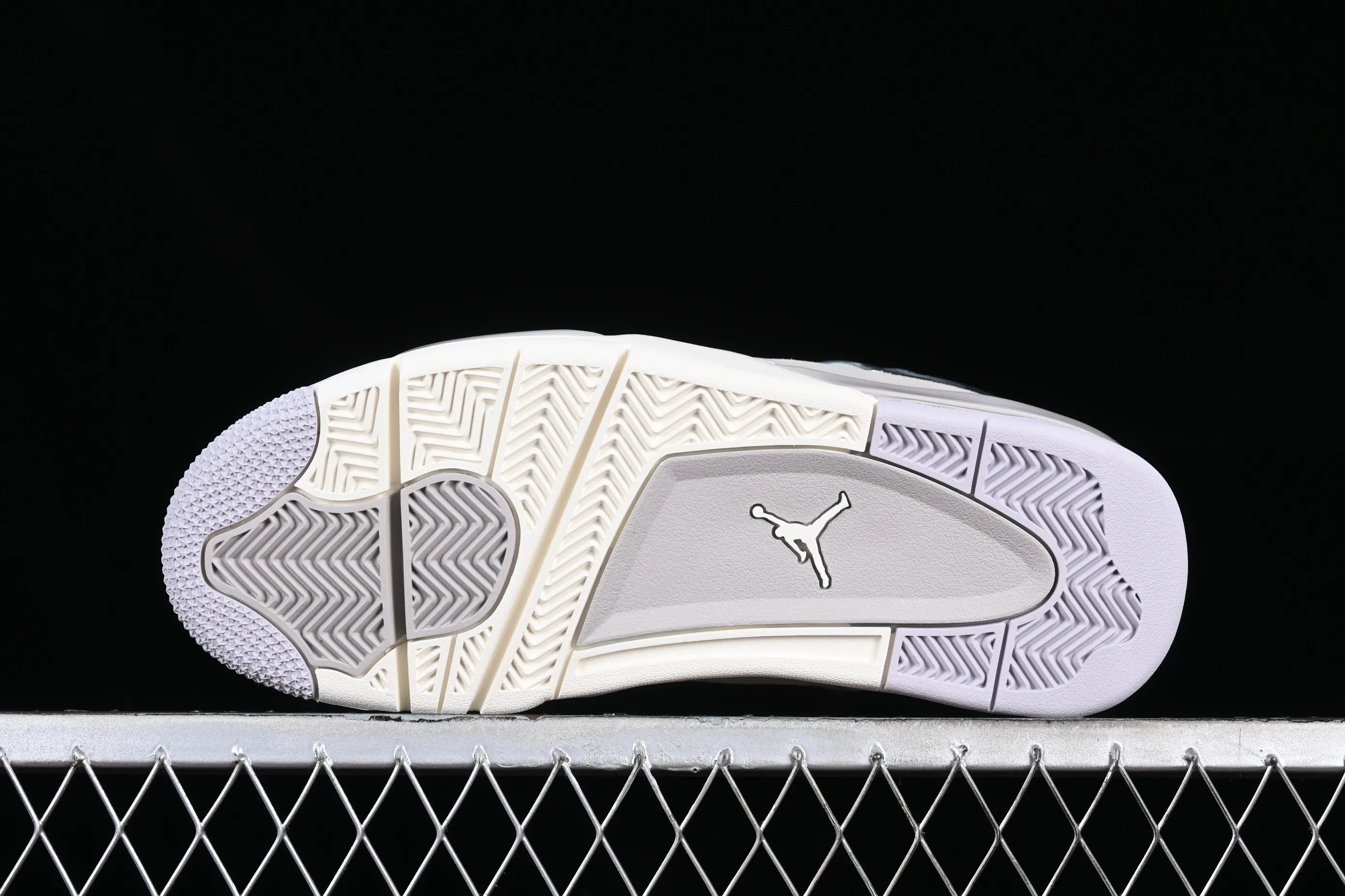 All categories Air Jordan Jordan series basketball shoes Air Jordan 4 OG version Air Jordan 4 Retro "Frozen Moments" AJ4 Joe 4 electroplated silver AQ9129-001